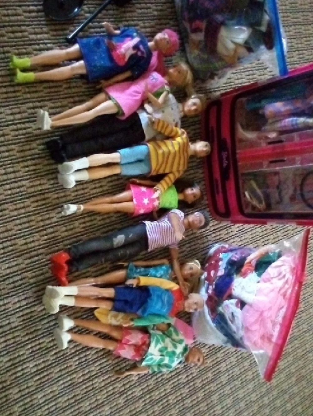 Barbie Travel Carry Case and Assorted Dolls - Pink and White
